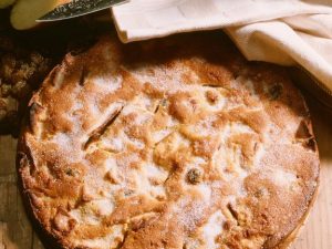 Apple raisin cake