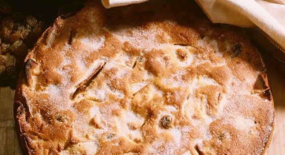 Apple raisin cake