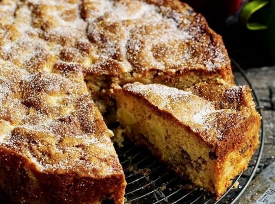 Apple raisin cake