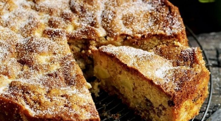 Apple raisin cake