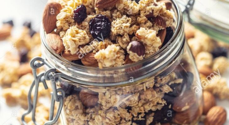 Almond muesli with grapes