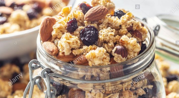 Almond muesli with grapes