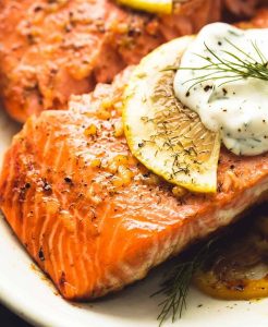 Broiled salmon with lemon and dill