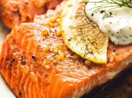 Broiled salmon with lemon and dill