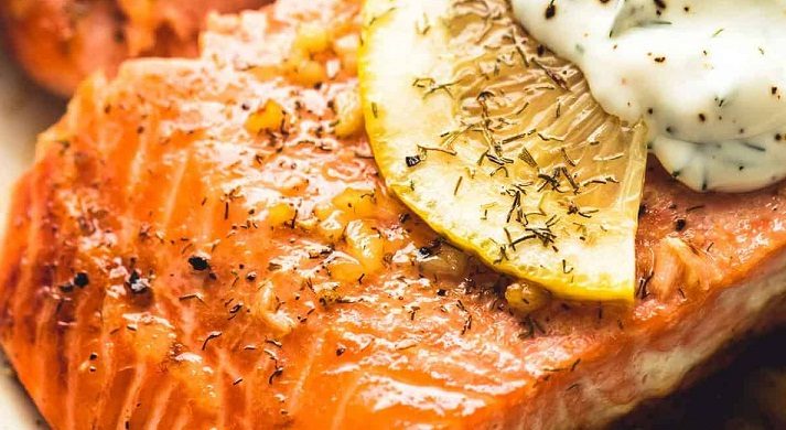 Broiled salmon with lemon and dill
