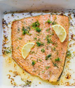 Broiled salmon with lemon and dill