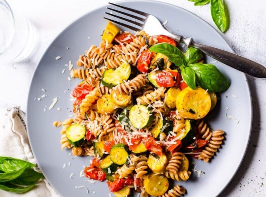 Pasta with zucchini & tomatoes