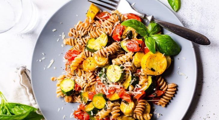 Pasta with zucchini & tomatoes