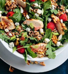 Spinach & wild rice salad & grilled chicken breasts