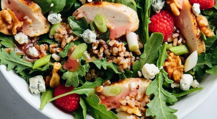 Spinach & wild rice salad & grilled chicken breasts