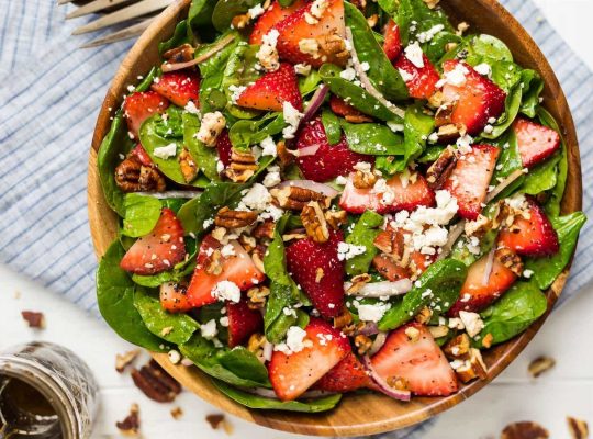 Strawberry spinach salad